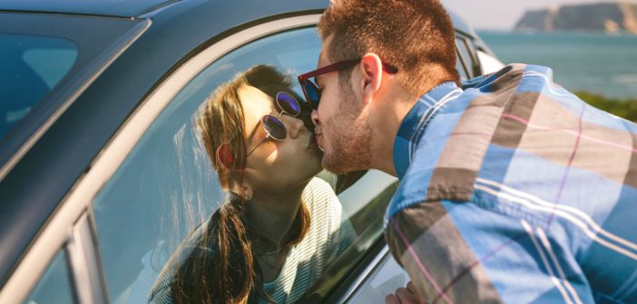 El 52% de los españoles no aguanta a «las parejas empalagosas» durante sus vacaciones